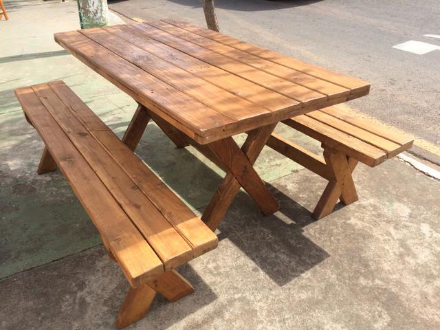 Conjunto de mesa e bancos de madeira rústico 150x80cm e