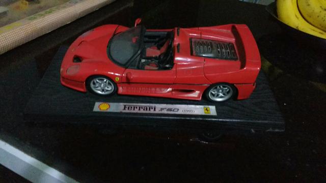 Ferrari F50 e coleção com 25 carrinhos