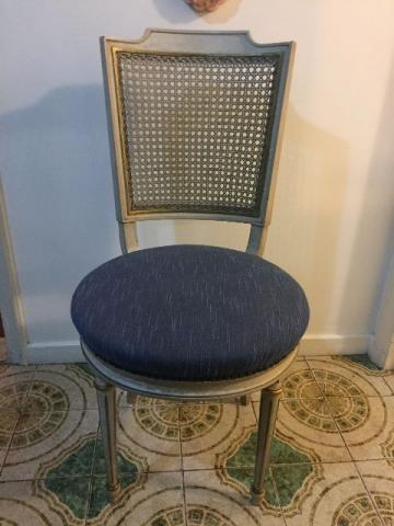 Cadeira nova com estofado azul