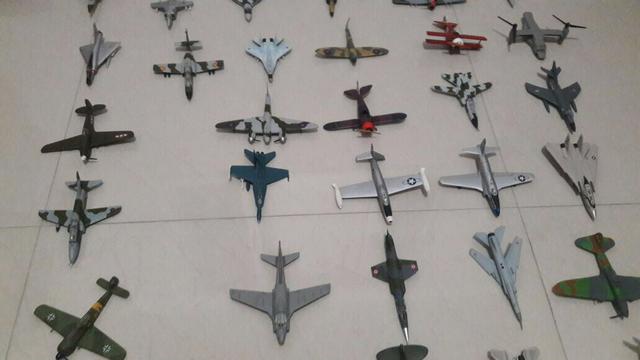 Miniaturas de aviões de combate