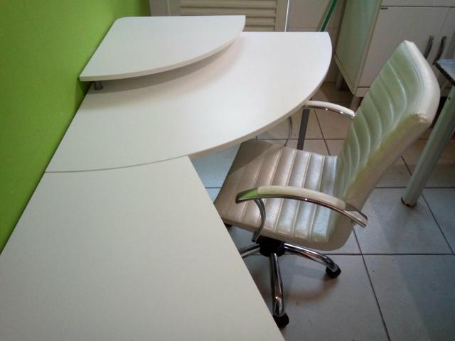 Mesa com cadeira tipo escrivaninha