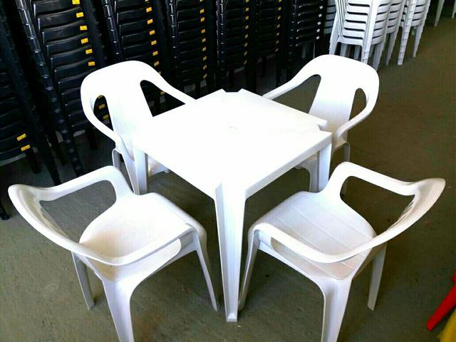 Mesas e cadeiras plásticas p/180 kilos ler anuncio