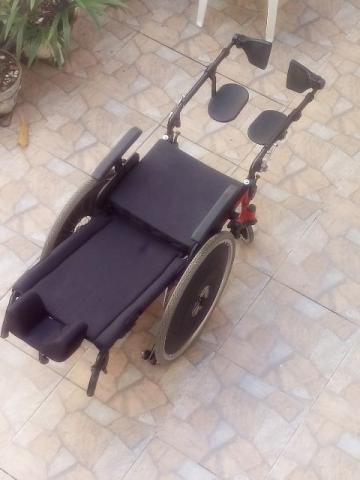 Cadeira de rodas moderna e confortável