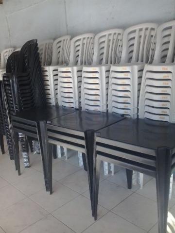 Cadeira e mesas pretas novas de plastico - entregamos com