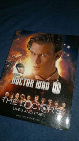 Livro Doctor Who - Lives and Times, guia informativo do 50