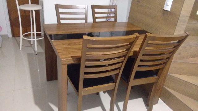Mesa com 4 cadeiras em madeira