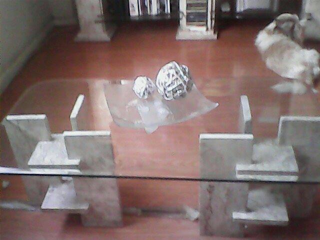 Mesa de centro mármore com tampo de vidro. C/ enfeite