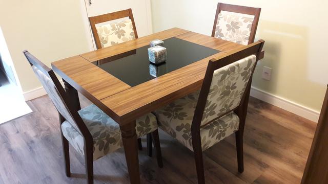 Mesa de jantar 1.15 x 0.90 com 4 cadeiras