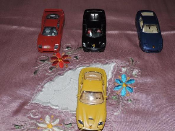 Lote de 04 Miniaturas de Automóveis Ferrari BBurago (loose)