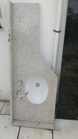 Pia de banheiro em mármore com toneira deca