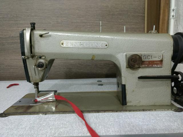 Máquina de costura reta industrial