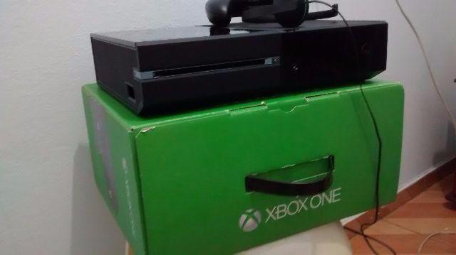 Xbox One show de bola, acompanha um controles originais e