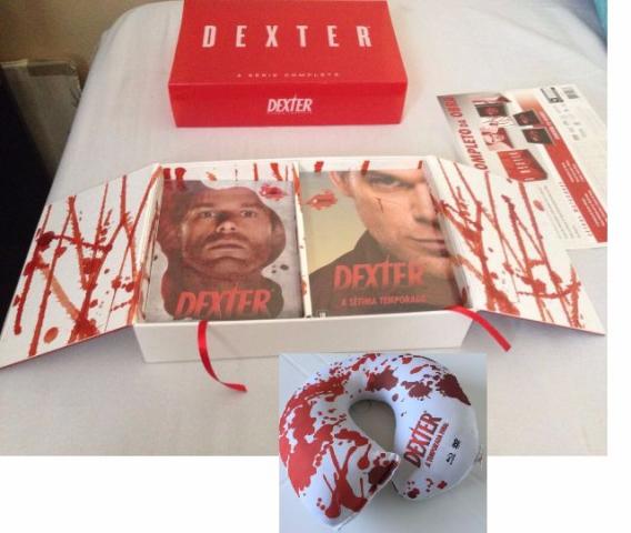 BOX Dexter + Travesseiro de Pescoço - Versão Exclusiva -
