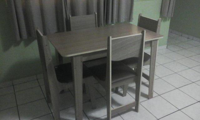 Mesa com 4 cadeiras em estofado