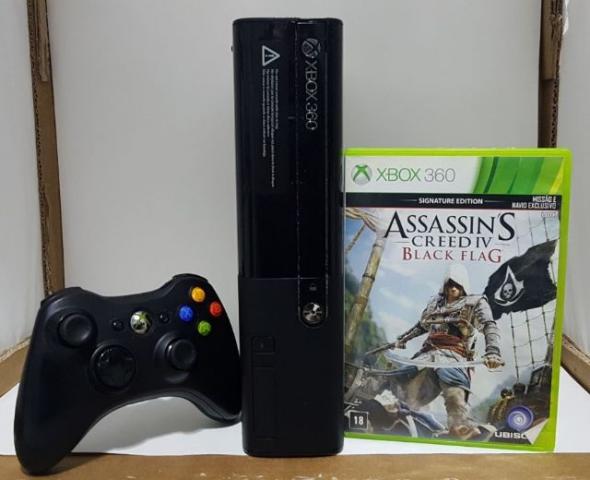 Xbox 360 Super Slim 4GB(Assassins creed + Controle)