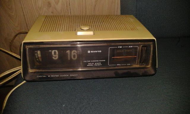 Rádio relógio Sanyo antigo