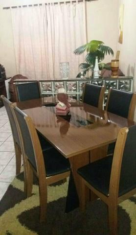 Vendo linda mesa de jantar com 6 cadeiras