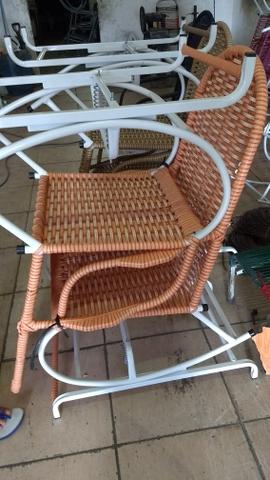 Cadeiras de fibra e de espaguete