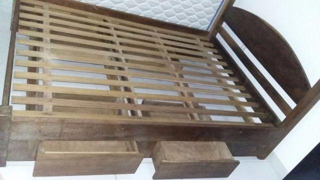 Cama de casal de madeira maciça com 4 gavetas