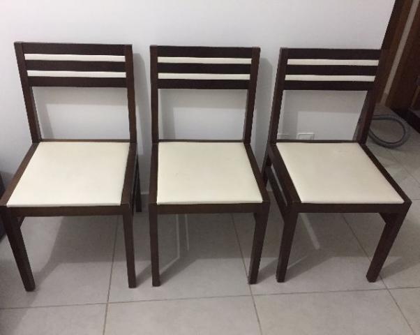Cadeiras de jantar de madeira com assento em couro