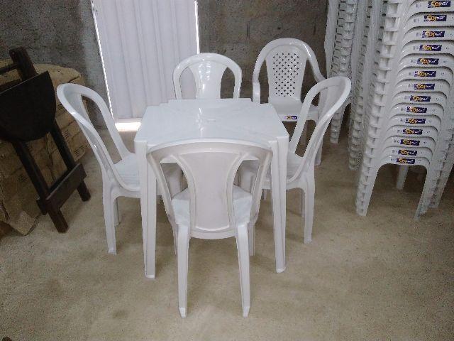 Jogo de mesa plástica com 4 cadeiras com preço promocional