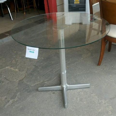 Mesa de vidro com pé de alumínio