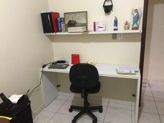 Mesa escritório em MDF com prateleira e cadeira
