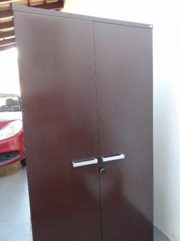 Armário alto com 2 portas com chave da marca ARVY