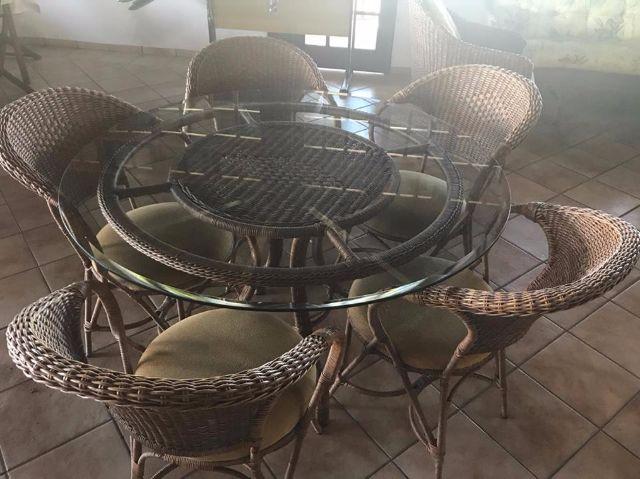 Conjunto de mesa de junco redonda com tampo de vidro