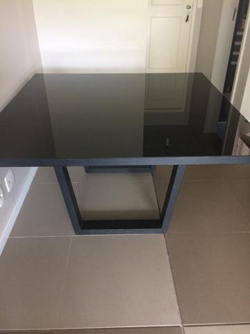 Linda mesa preta de madeira com tampo de vidro preto