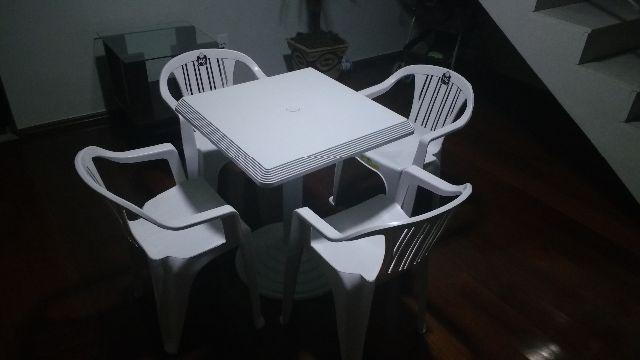 Mesa Plástica com 4 cadeiras de braço