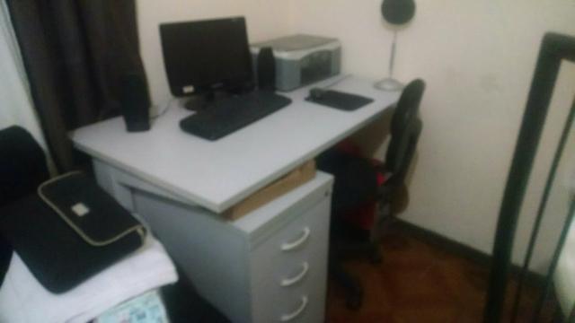 Mesa escritório + gaveteiro + Cadeira giratória