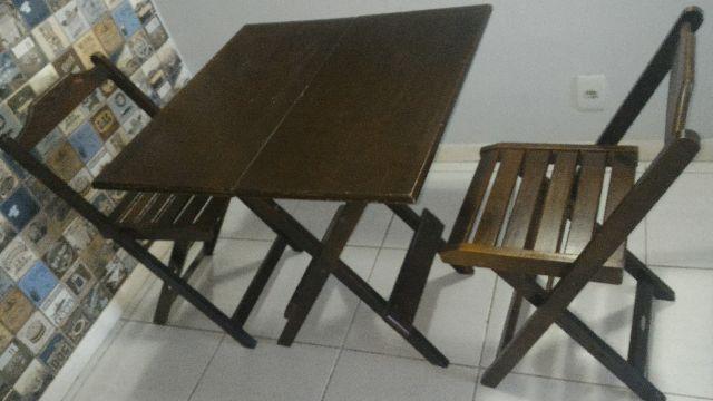 Mesa madeira com 2 cadeiras
