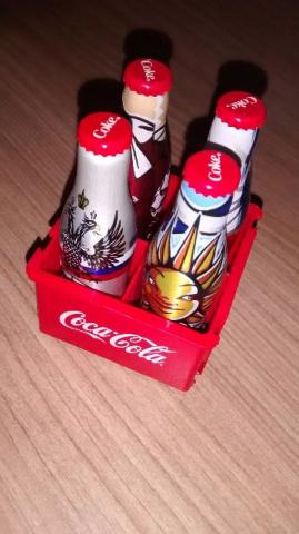 Garrafinhas Coca-Cola com engradado coleção Copa do Mundo
