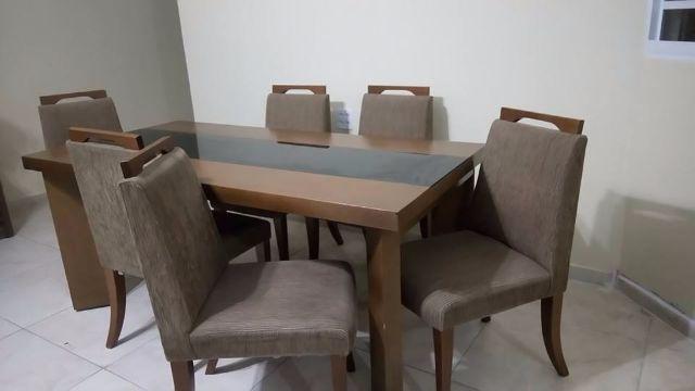 Mesa de jantar com vidro fumê e 6 cadeiras em chenile