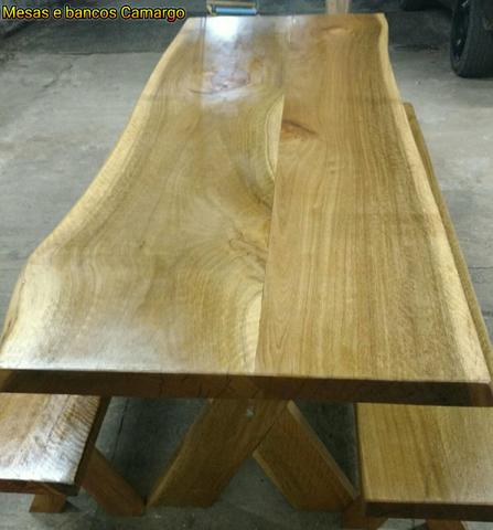 Mesa e bancos de madeira