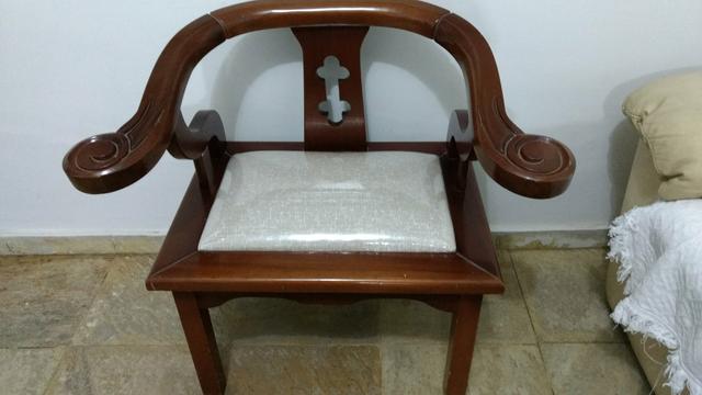 Cadeira de madeira estilo colonial