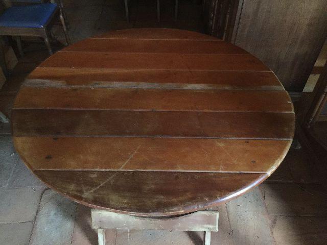 Mesa redonda de madeira