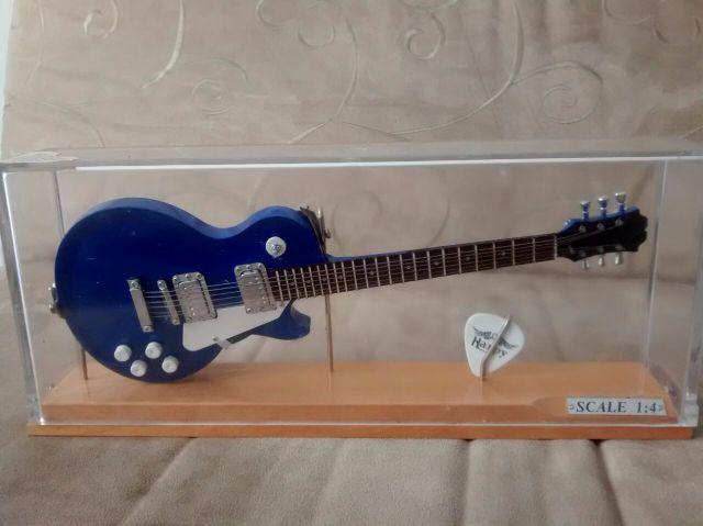 Réplica Artesanal de Guitarra cor azul escala1:4