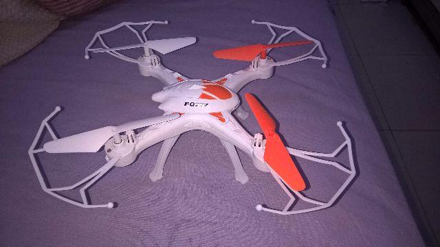 Drone Quadcóptero FQ-777 seminovo