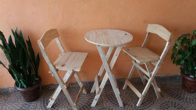 Mesa bistrô com duas cadeiras alta dobrável em madeira