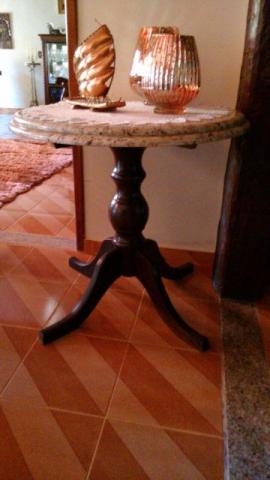 Mesa com haste de madeira e tampo de granito