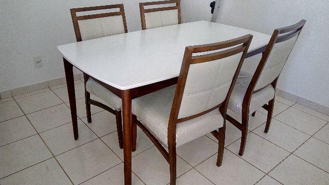 Mesa de jantar e 4 cadeiras de imbuia