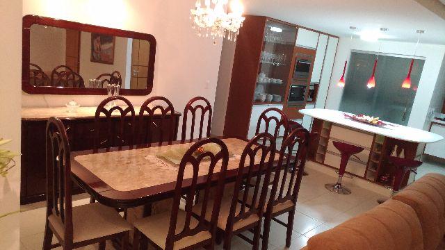 Sala de jantar completa:Mesa com 8 cadeiras + móvel de