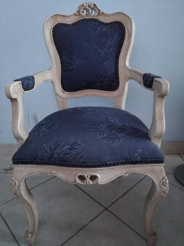Cadeira clássica de madeira
