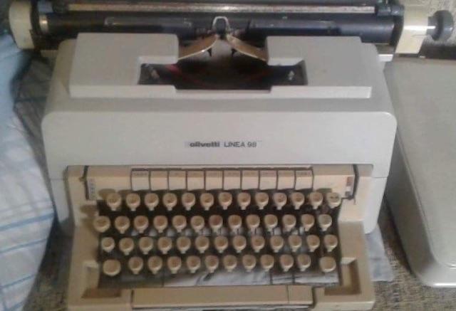 Maquina de escrever Olivetti Linea 98