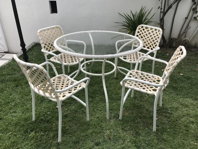 Mesa com quatro cadeiras para jardim