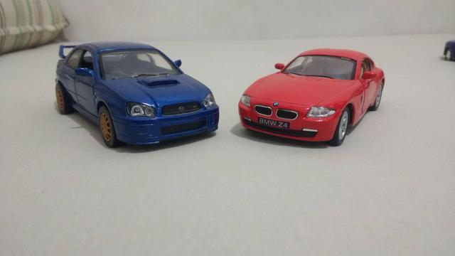 Miniaturas BMW Z4 e Subaru WRX