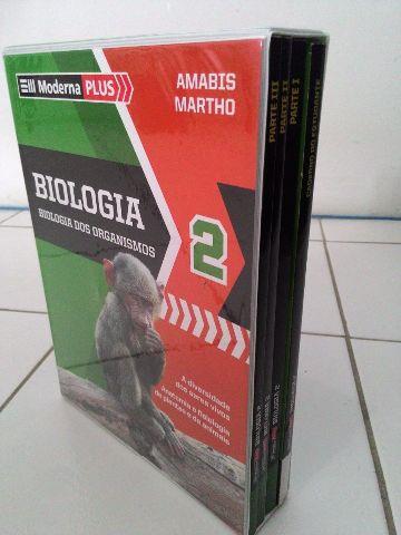 Box de livros didáticos de biologia
