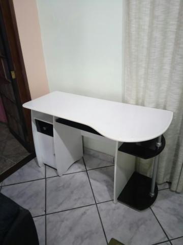 Mesa de computador (escrivaninha)
